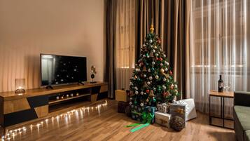 Deluxe-Apartment, 1 Schlafzimmer | Wohnbereich | Fernseher