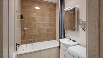 Deluxe-Apartment, 2 Schlafzimmer | Badezimmer | Kostenlose Toilettenartikel, Haartrockner, Bidet, Handtücher