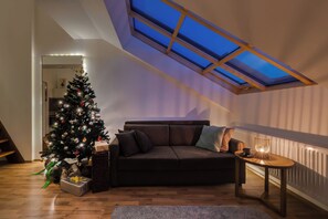 Deluxe-Maisonette, 1 Schlafzimmer | Wohnzimmer | Fernseher