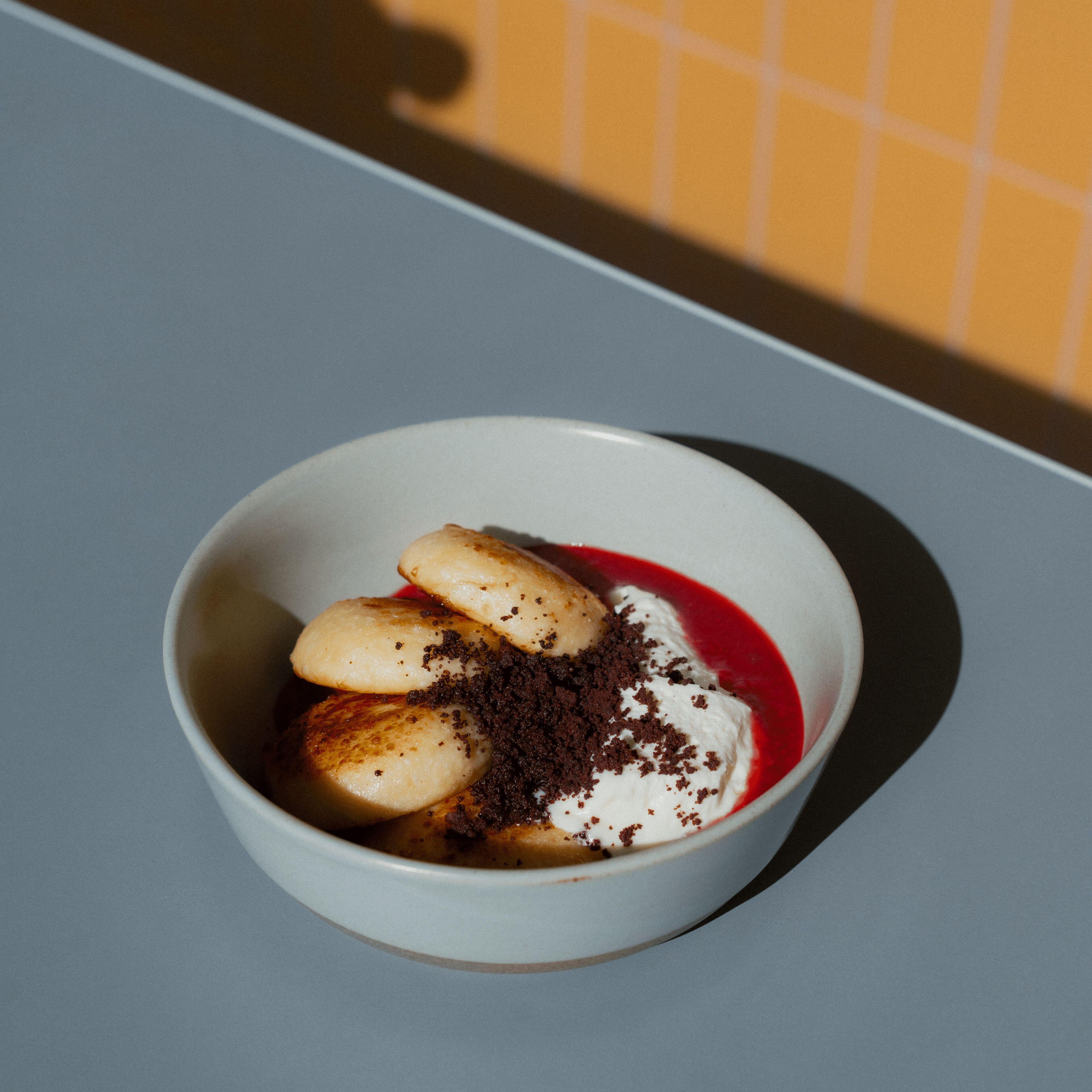 Un postre en un tazón blanco sobre una mesa.