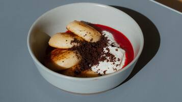 Un postre en un tazón blanco sobre una mesa.
