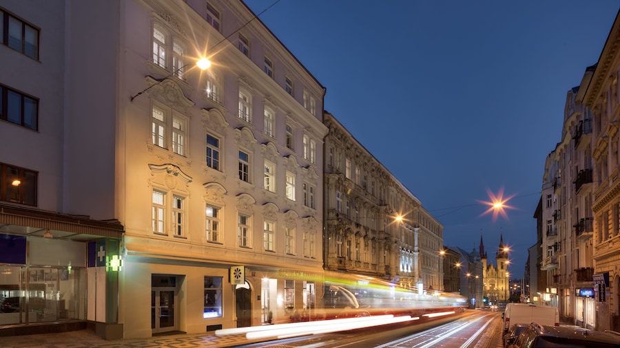 Louren Apartments