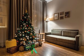 Deluxe-Apartment, 1 Schlafzimmer | Wohnbereich | Fernseher