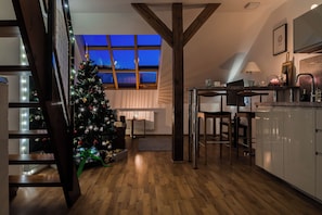 Deluxe-Maisonette, 1 Schlafzimmer | Eigene Kochnische | Großer Kühlschrank, Mikrowelle, Ofen, Herdplatte