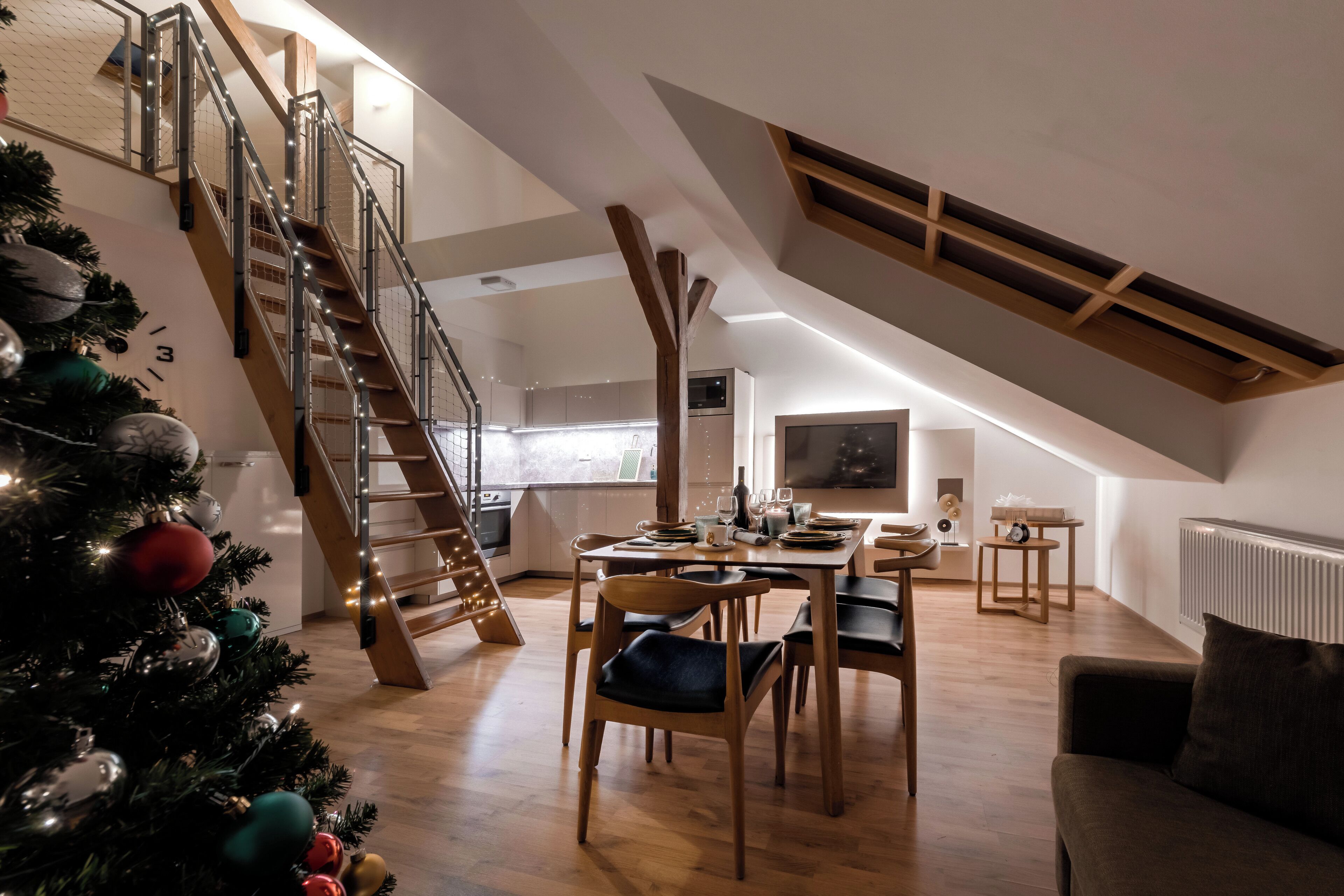 Deluxe Suite | Living room | TV