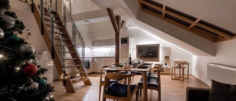 Deluxe Suite | Living room | TV