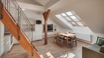 Deluxe Suite | Living area | TV