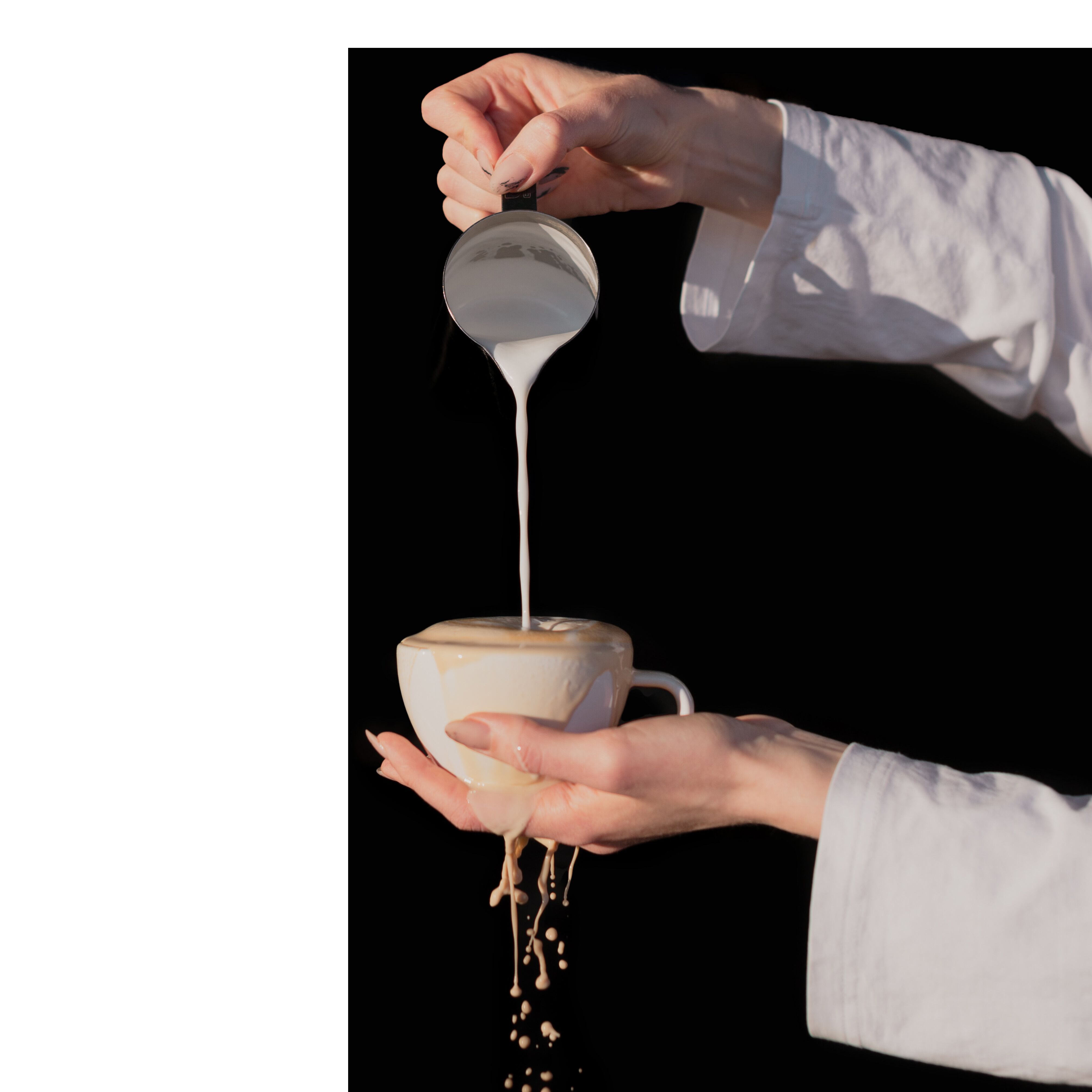 Une main verse un liquide d’une tasse à mesurer dans une tasse.