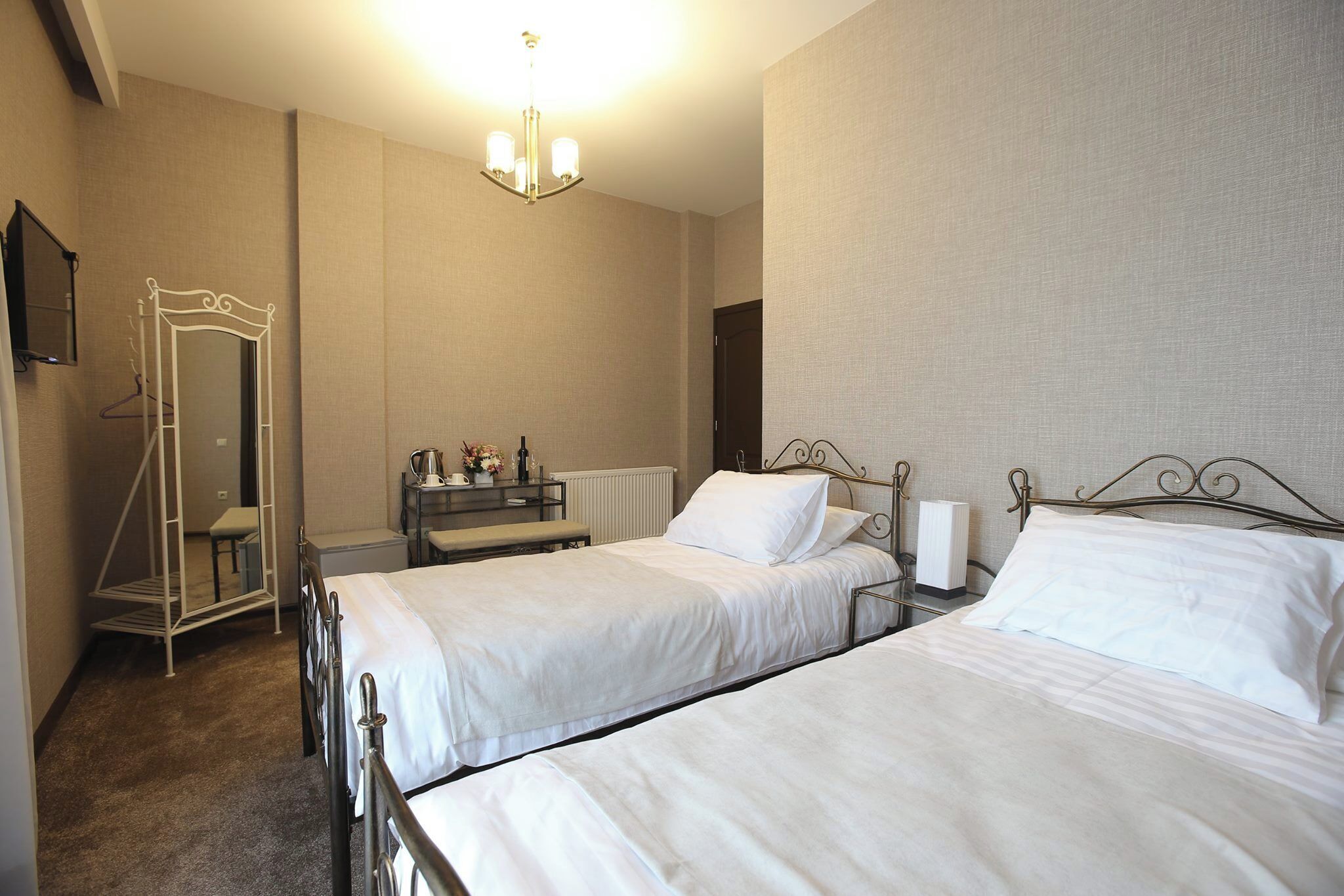 classic twin room, 1 bedroom, garden view, corner | bathroom shower