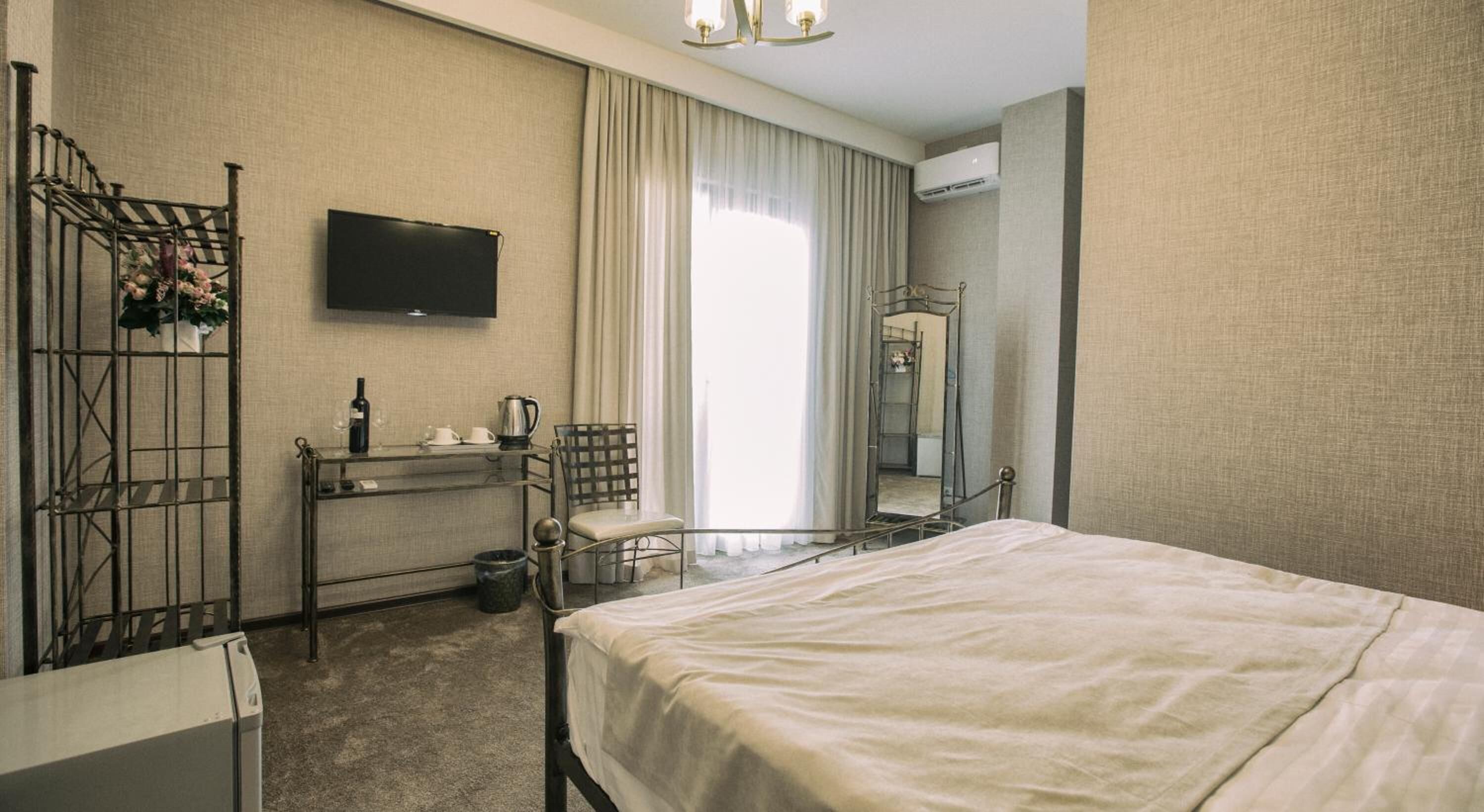 classic double room, 1 king bed, city view | 1 bedroom, minibar, in-room safe, desk