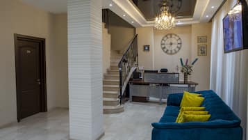 TV màn hình phẳng, sàn nhà có sưởi