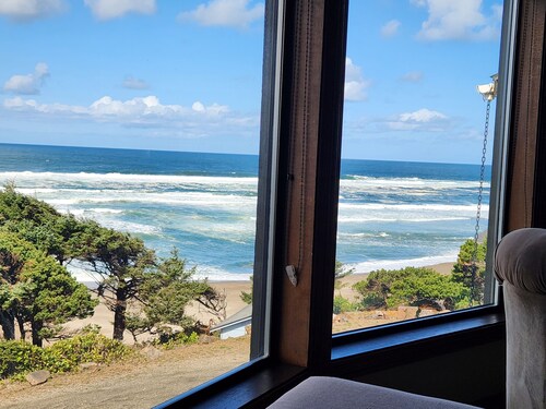 180 degree ocean beach view. Depoe Bay Lincoln beach area.
quick walk to beach 
