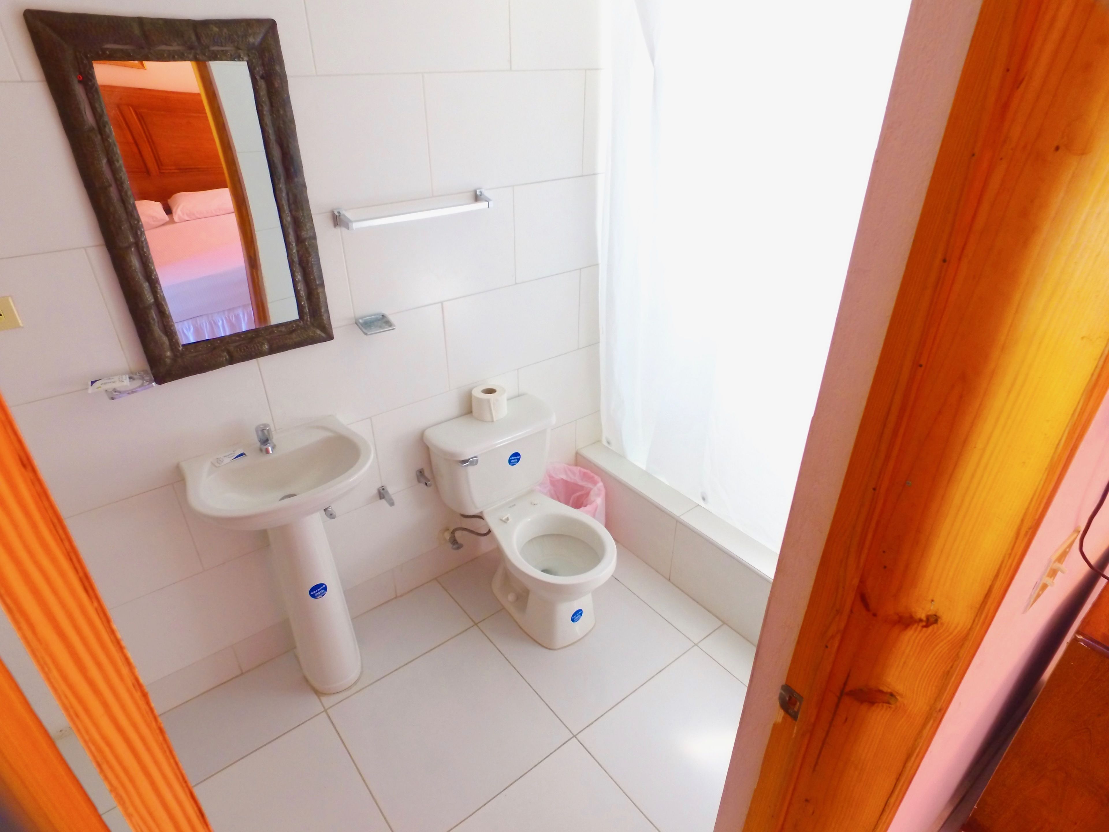 Douche, baignoire à jets, articles de toilette gratuits, sèche-cheveux