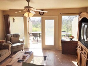 Apartamento | Área de estar | TV, DVD player