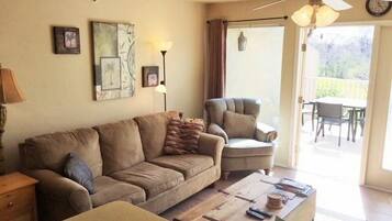 Apartemen | Area keluarga | TV dan pemutar DVD