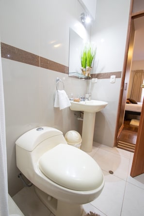 Un baño con inodoro, lavabo y espejo.