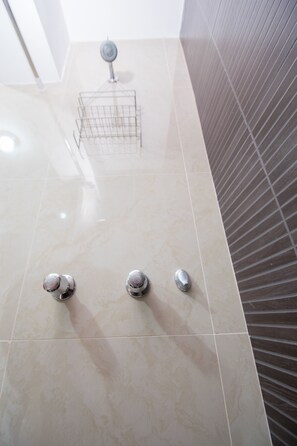 Apartment, 3 Bedrooms | Bathroom | Shower, rainfall showerhead, free toiletries, hair dryer - Elite Apartment (Cusco)