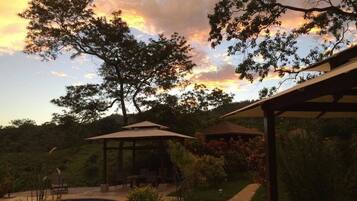 2 piscines extérieures, parasols de plage, chaises longues