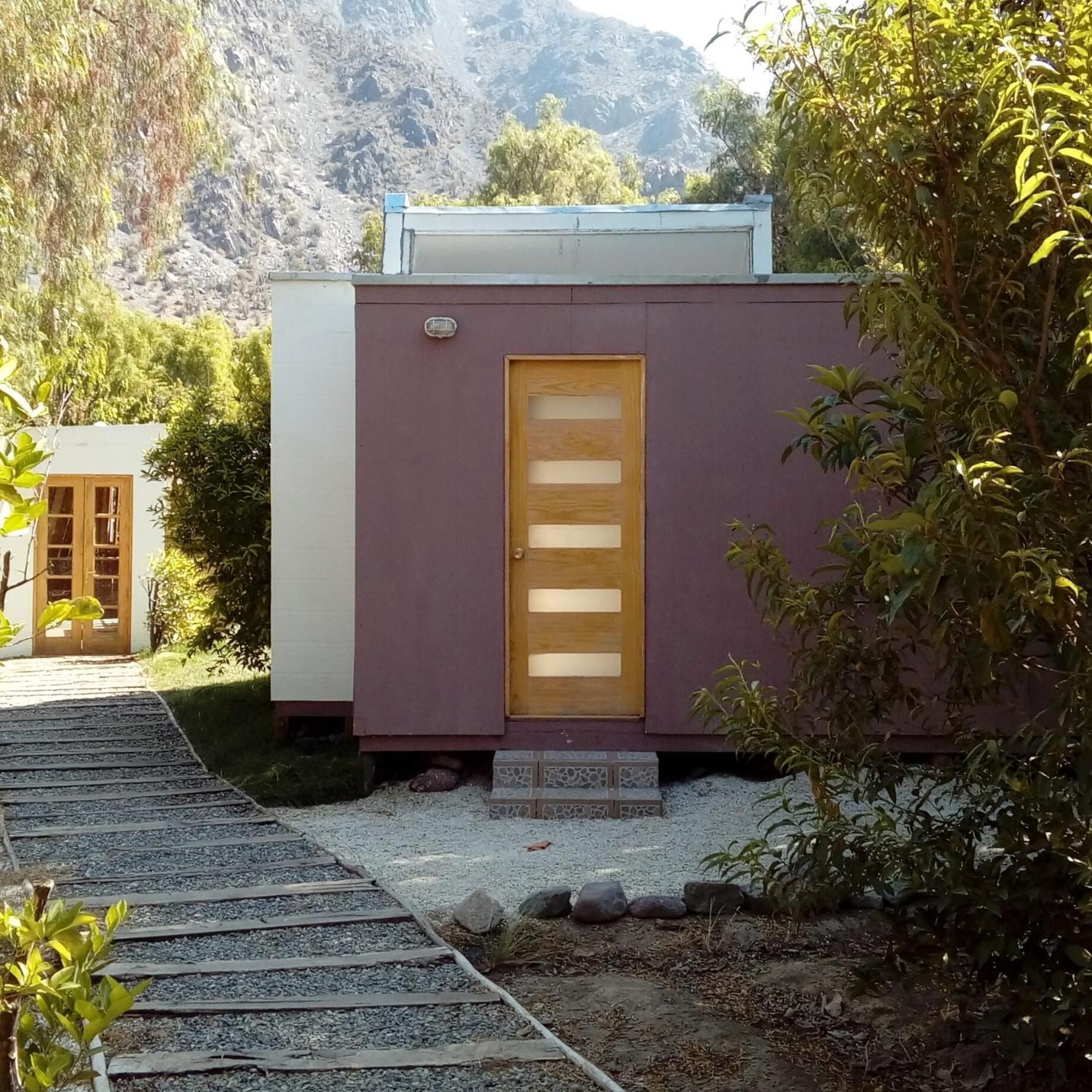 Un petit bâtiment d’un seul étage, doté d’une porte en bois et d’un petit porche.