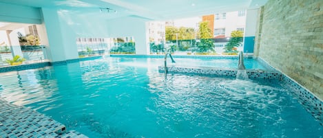 Una piscina cubierta