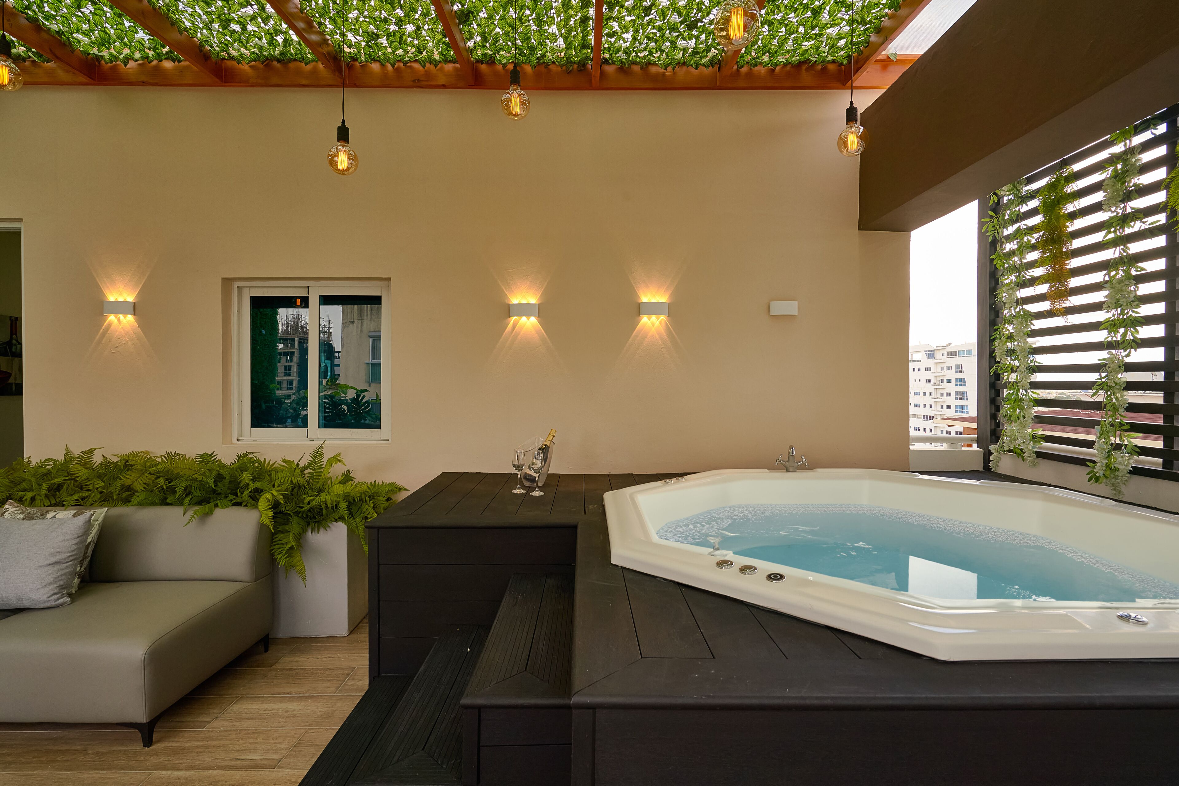 Vip Luxury Rooftop Two Bedroom Penthouse & Jacuzzi | 露台