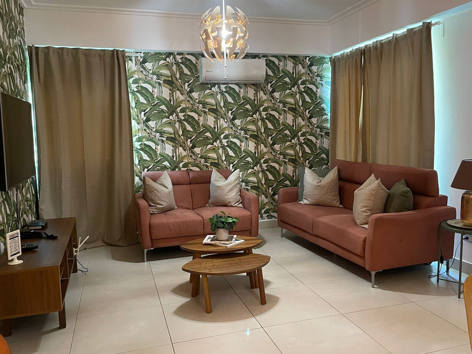 Ein Wohnzimmer mit zwei Sofas, einem Couchtisch und einem Fernseher.