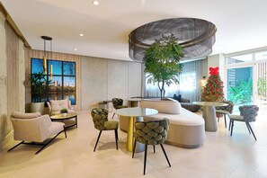 En 32-tommers smart-TV med kabel-kanaler samt TV