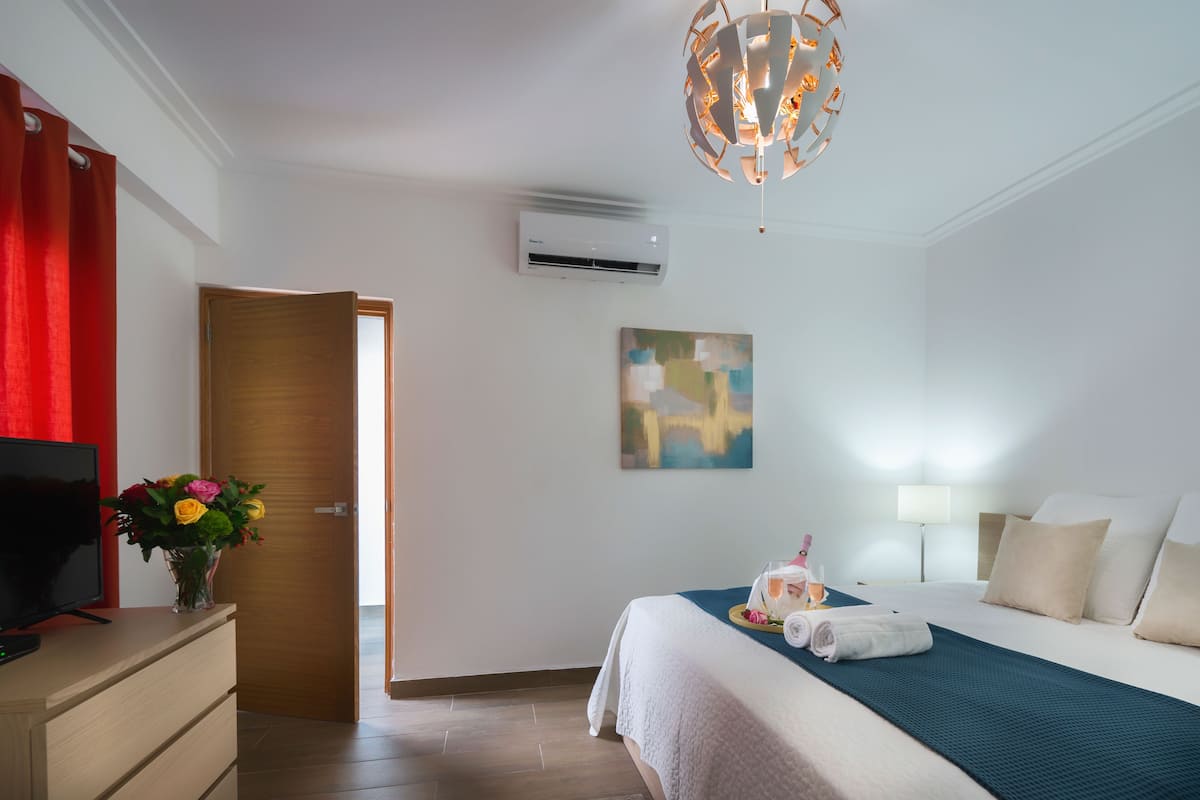 Luxe penthouse, uitzicht op de stad | Een strijkplank/strijkijzer, gratis wifi, beddengoed