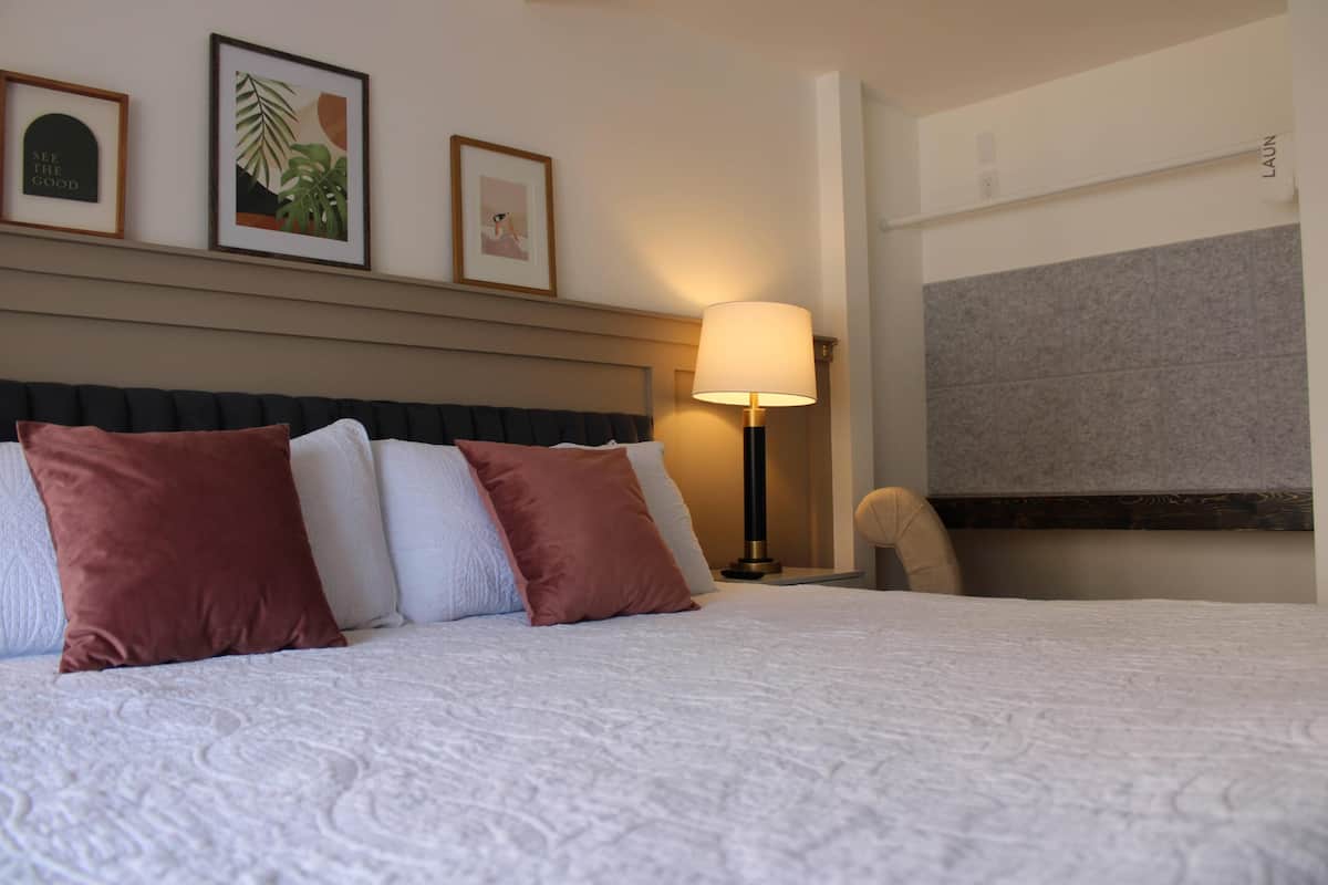 Camera Deluxe (Two Queen Beds with Kitchenette) | Con stile personalizzato, con arredamento individuale, postazione laptop