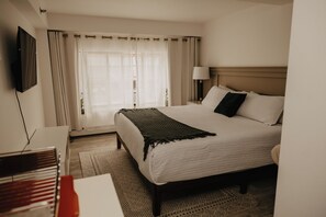 Habitación Deluxe (Two Queen Beds with Kitchenette) | Decoración individual y mobiliario individual