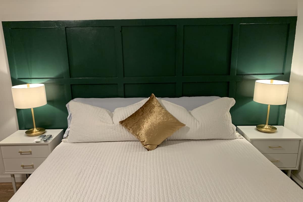 Camera Premium, 1 letto king, vista città | Con stile personalizzato, con arredamento individuale, postazione laptop