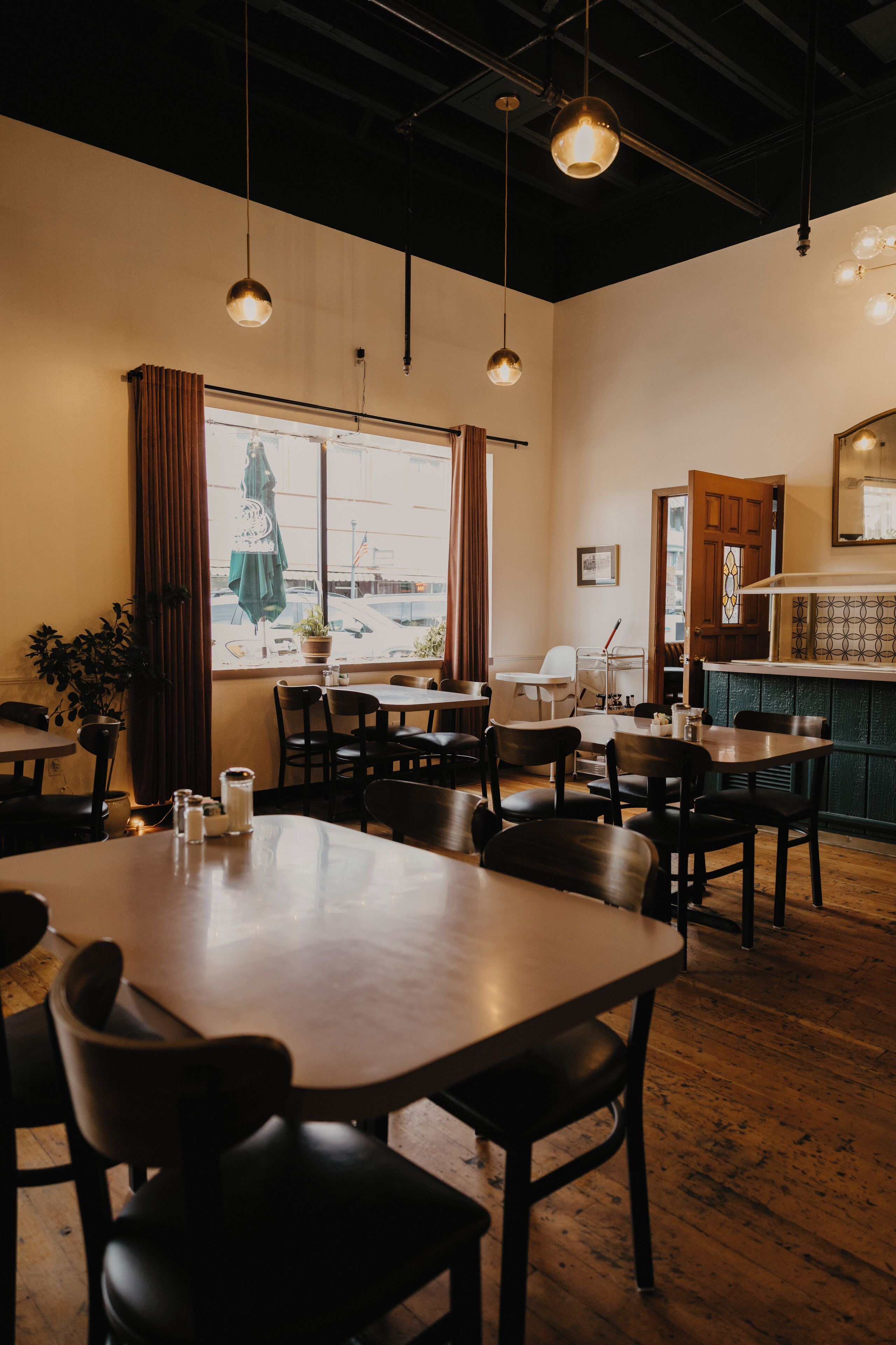 供应早餐、午餐和晚餐