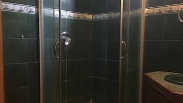 Kondominium, 2 kamar tidur | Kamar mandi | Shower dan handuk