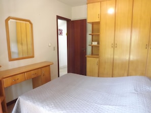 Departamento | 1 habitación, tabla de planchar con plancha y cunas 