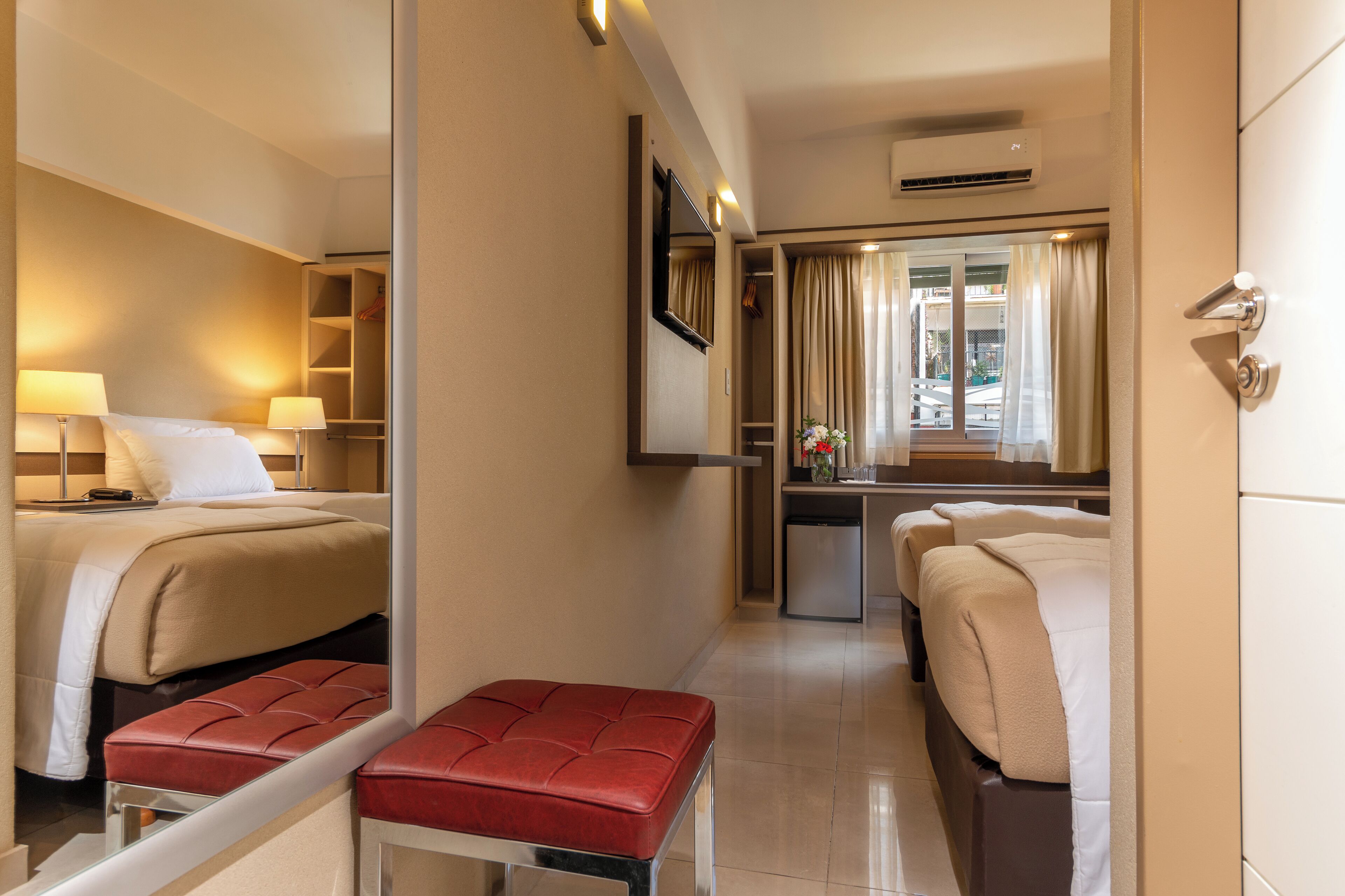 city room | minibar, in-room safe, desk, free wifi