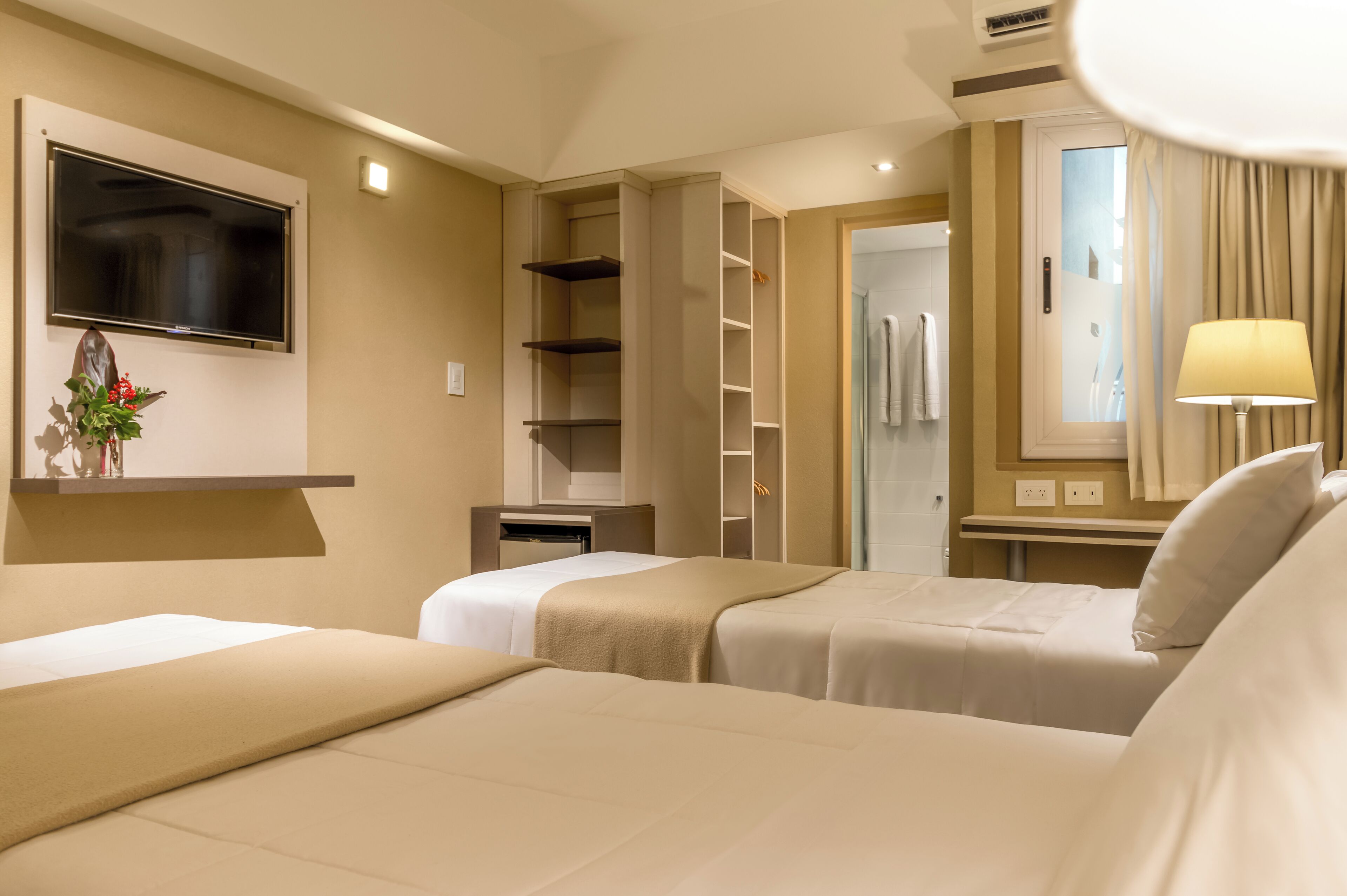 city room | minibar, in-room safe, desk, free wifi