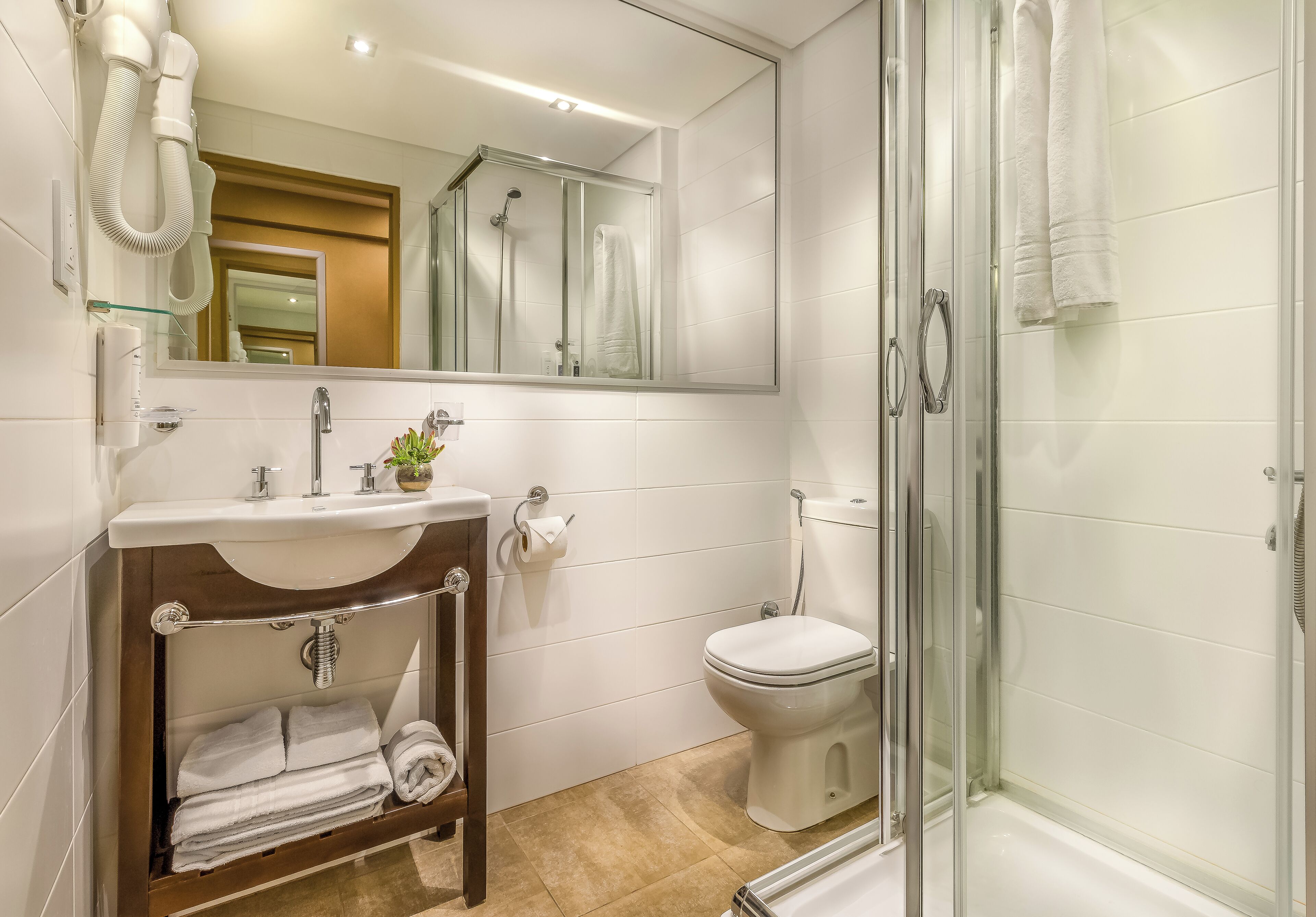 shower, rainfall showerhead, free toiletries, towels