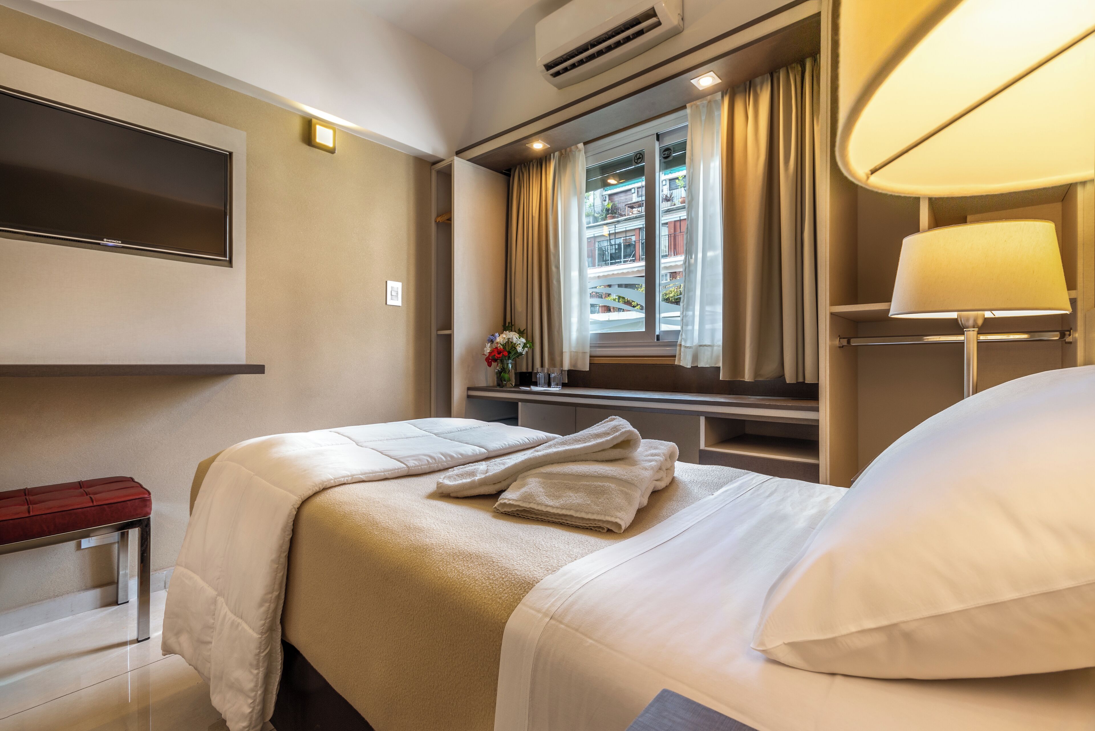 city room | minibar, in-room safe, desk, free wifi