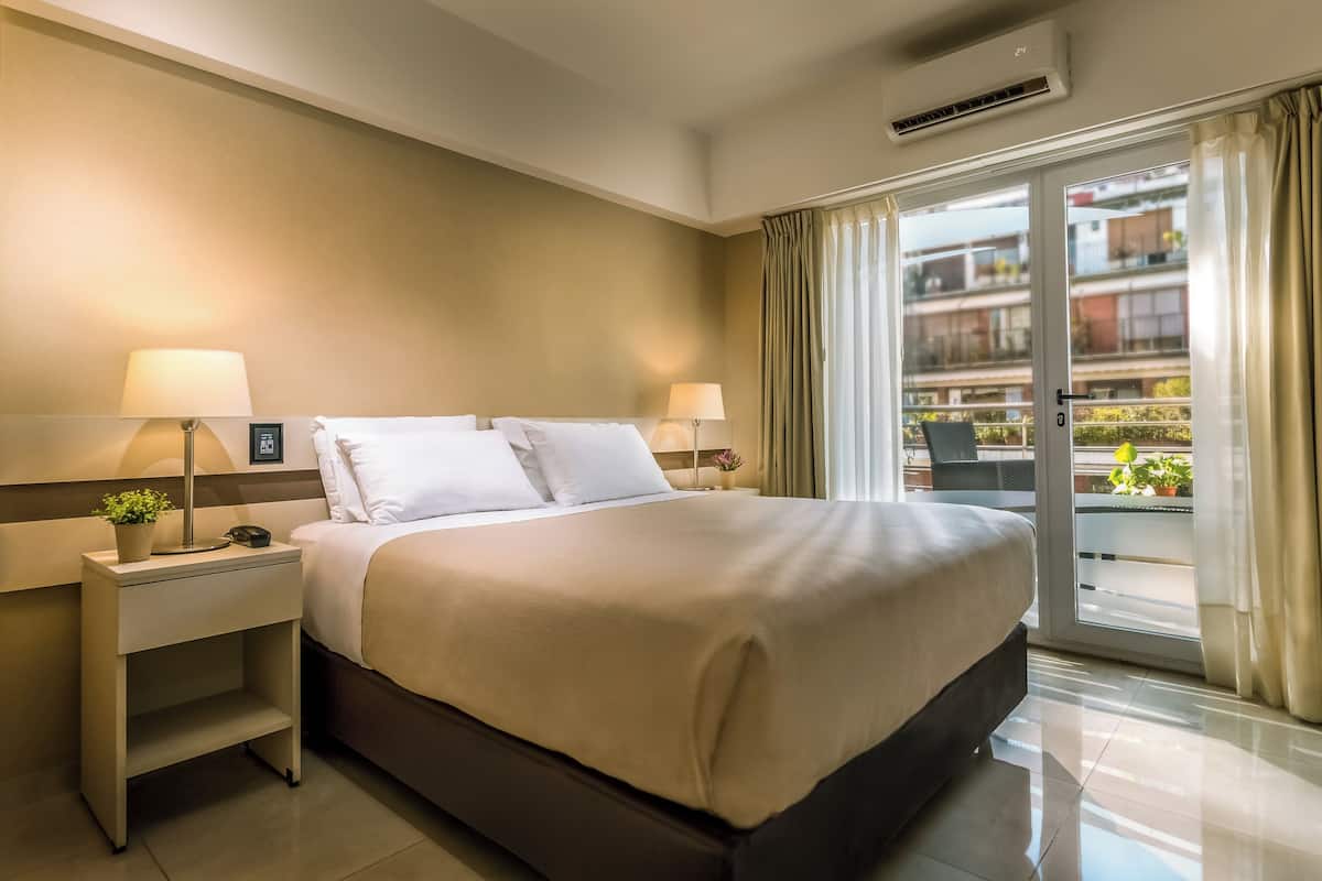 Superior-Zimmer, 1 Doppelbett oder 2 Einzelbetten, Balkon | Minibar, Zimmersafe, Schreibtisch, kostenloses WLAN