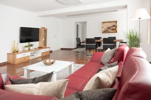 Deluxe-Suite, 2 Schlafzimmer | Living area | Flat-screen TV - Sauerweingut (Salzburg)