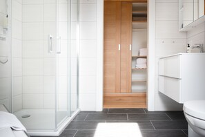 Maisonette, 2 Schlafzimmer | Baño | Artículos de higiene personal gratuitos, secador de pelo y albornoces