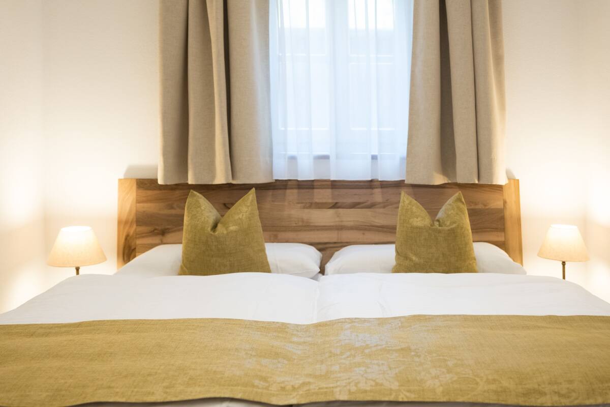 Deluxe-Suite, 2 Schlafzimmer | Soundproofing, iron/ironing board (on request), cribs (surcharge)