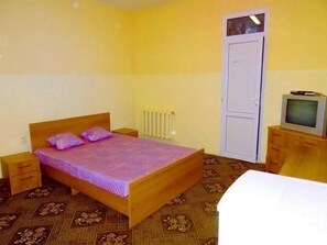 1 slaapkamer, luxe beddengoed, een bureau, een strijkplank/strijkijzer