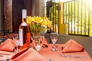 Se sirven desayunos, almuerzos y cenas; cocina local e internacional