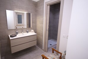 Apartamento de lujo | Baño | Ducha, secador de pelo, albornoces y toallas