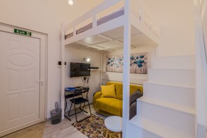 Appartement Duplex, 2 chambres, 2 salles de bains | Rideaux occultants, fer et planche à repasser, Wi-Fi gratuit