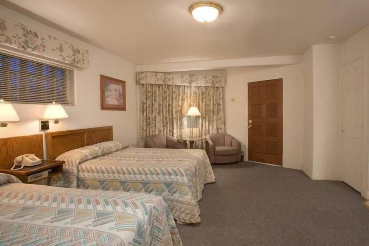 Deluxe Room, 2 Queen Beds, Non Smoking (Deluxe Double Queen) | WiFi (free)