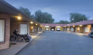 Facciata della struttura - sera/notte