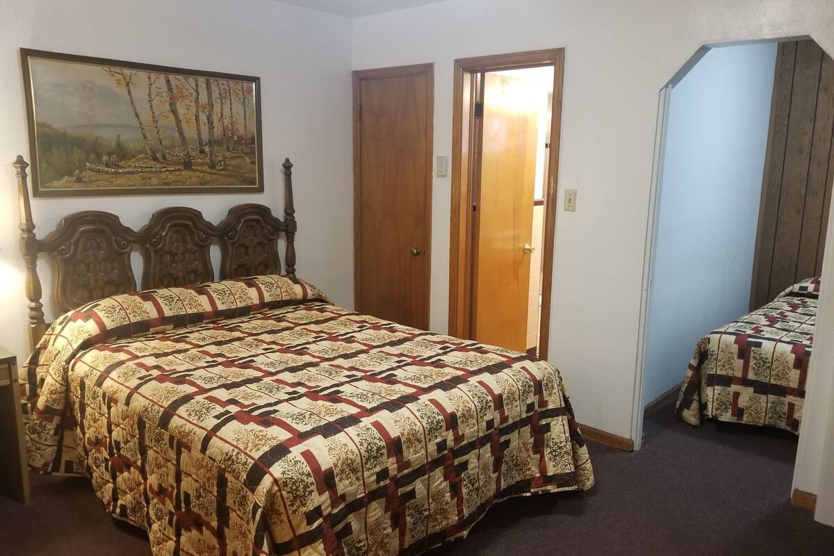 Standard Room, Multiple Beds, Non Smoking (Standard Queen/Full) | WiFi (free)