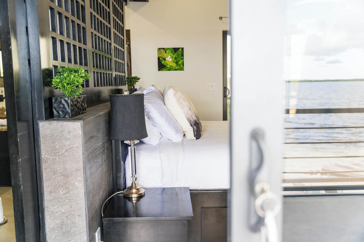 Luxury Room, 1 Katil Ratu (Queen), Balcony (Stone Room) | Peralatan tempat tidur premium, gebar bulu kapas, busa memori, bar mini